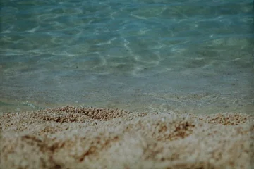 Sandstrand mit klarem, flachem Wasser